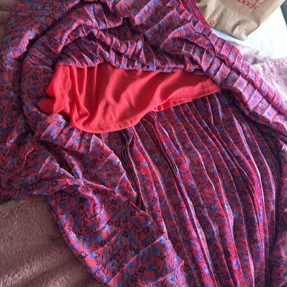 Elegant Red Sleeveless Dress - Picture 6 of 7